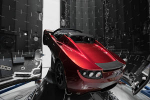 Tesla Roadster uvnitř prvního stupně Falcon Heavy